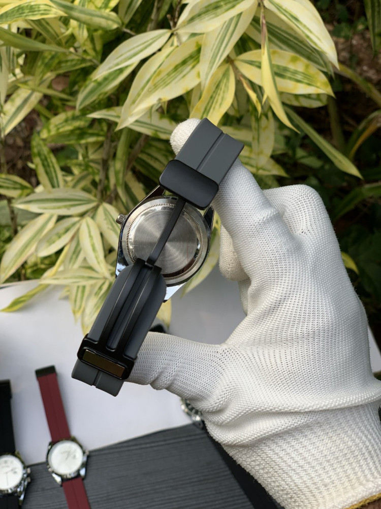 Mitina: Elevate your style with this premium design analog watch