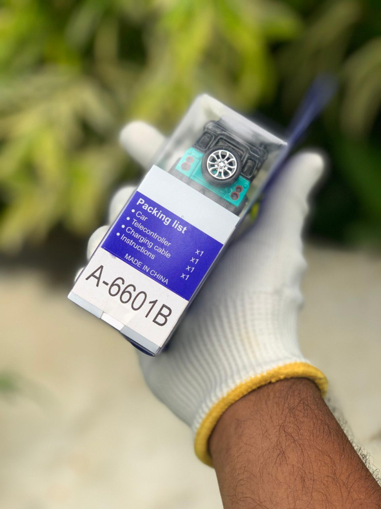 1:64 Defender RC Metal Miniature- Remote Control Fun