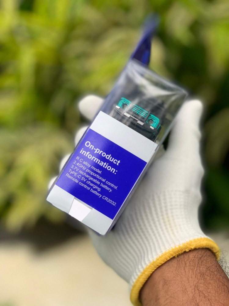 1:64 Defender RC Metal Miniature- Remote Control Fun