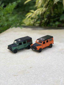 1:32 Scale DEFENDER Metal Miniature Car - Vintage Style, Pull Back, 2 Colors