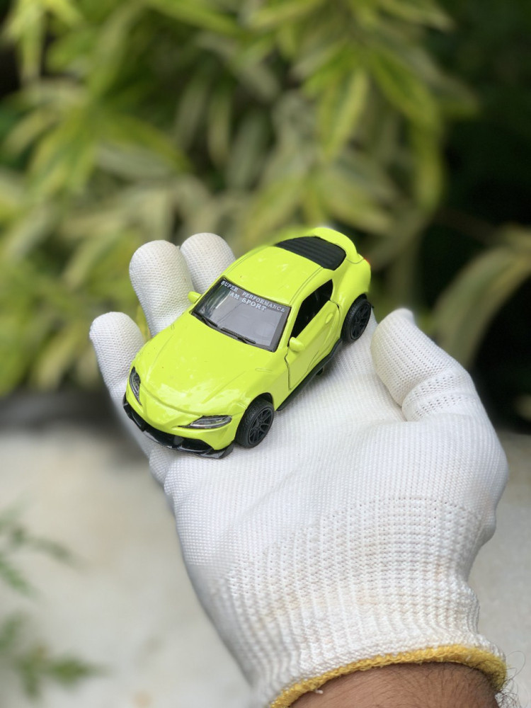 1:43 Toyota Supra - Dynamic Pull-Back Racer