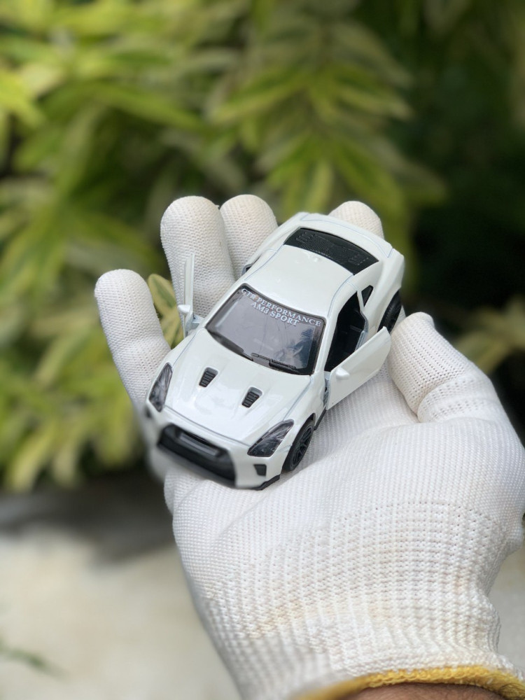 1:43 Nissan GT-R - Premium Pull-Back Power