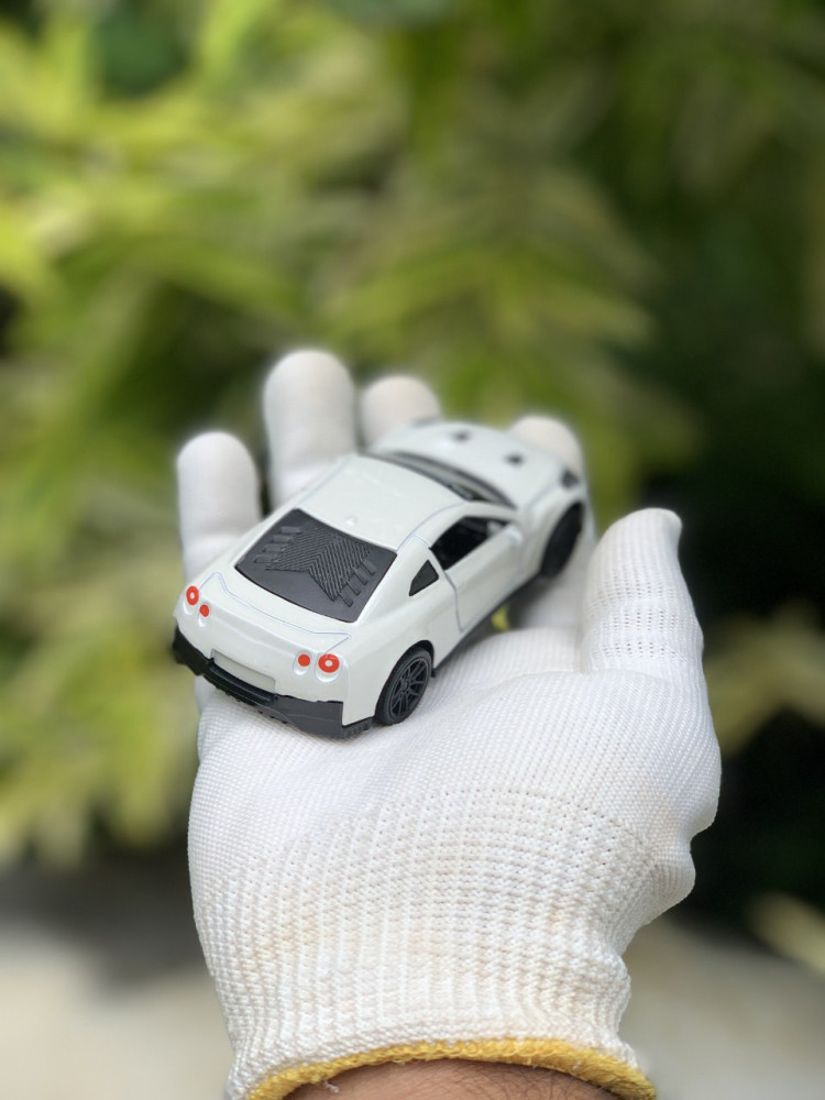 1:43 Nissan GT-R - Premium Pull-Back Power