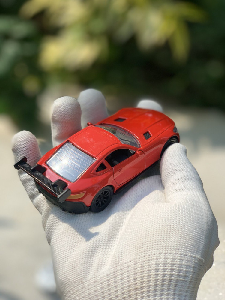 Bring home the thrill of the Mercedes-Benz AMG GTs in miniature 1:43 Scale