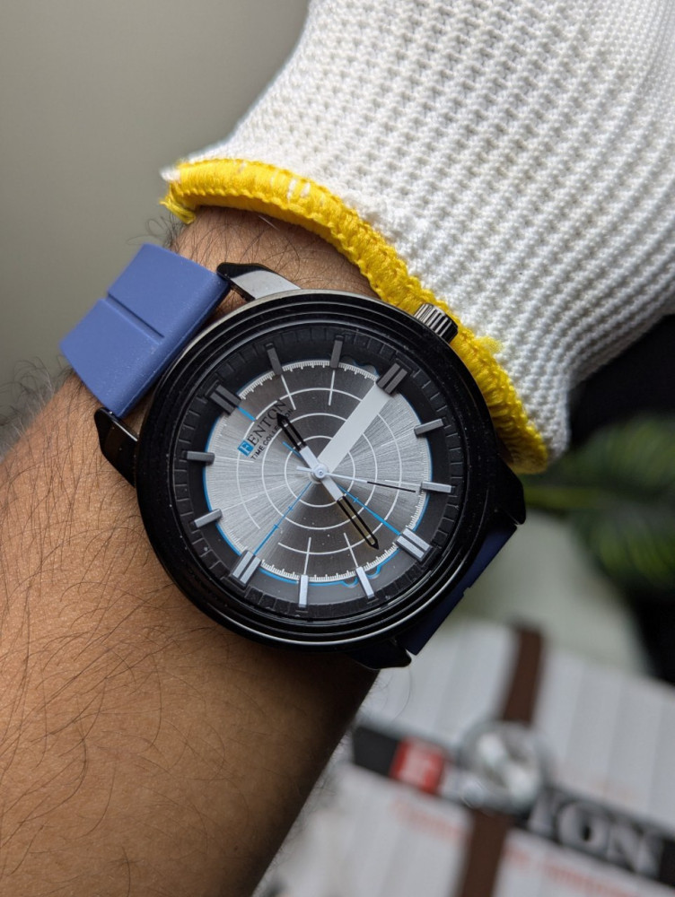 Elevate your wrist game with the Fenton Round Dial Analog Watch