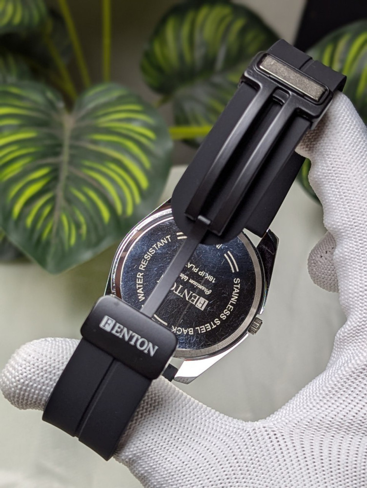 Elevate your wrist game with the Fenton Round Dial Analog Watch