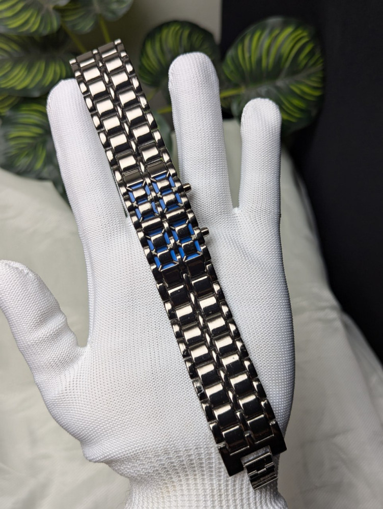 Elevate your style with this Premium Bracelet Design Chain Watch