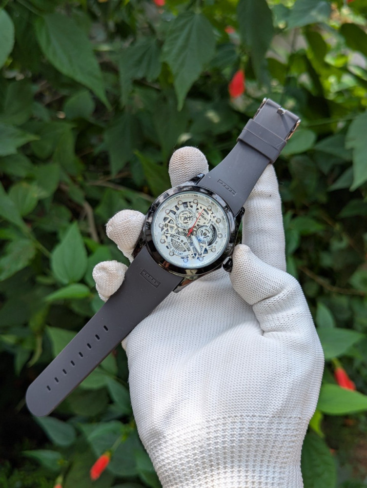 Embrace natural elegance with the Forest Metal Case Analog Watch