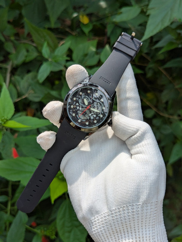 Embrace natural elegance with the Forest Metal Case Analog Watch