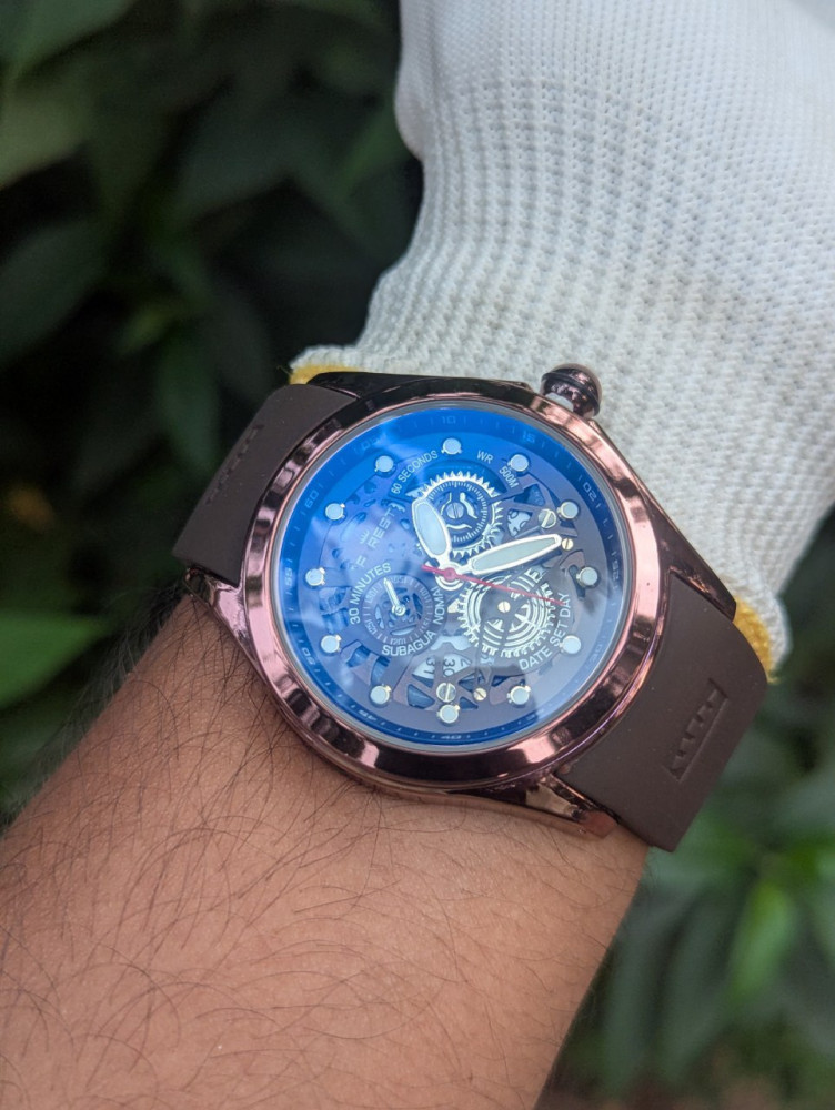 Embrace natural elegance with the Forest Metal Case Analog Watch