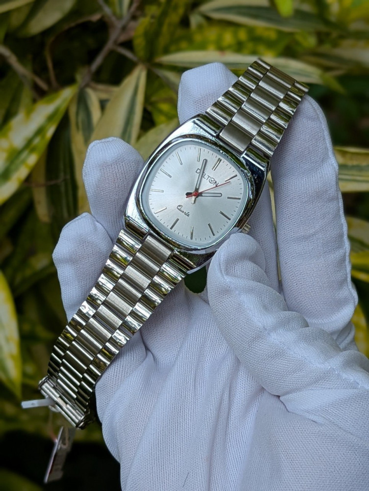 ✨ Elevate your wrist game with the Delton Premium Analog Chain Watch! ✨