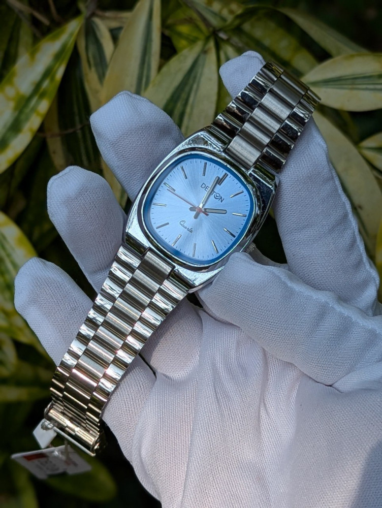 ✨ Elevate your wrist game with the Delton Premium Analog Chain Watch! ✨