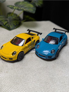 Bring the thrill of the Porsche 911 home with this 1:36 scale metal miniature