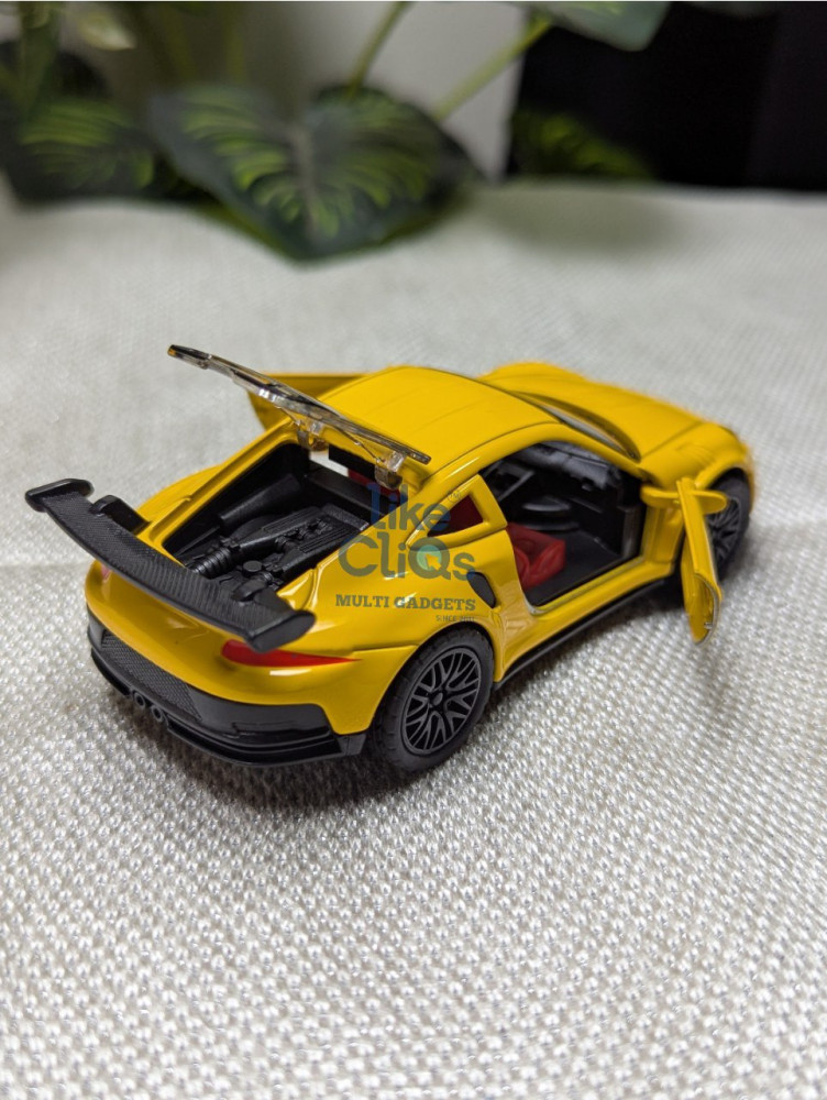 Bring the thrill of the Porsche 911 home with this 1:36 scale metal miniature