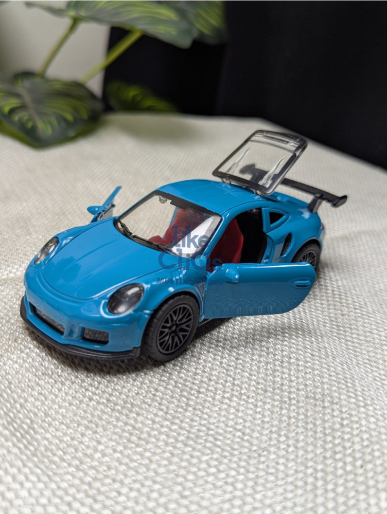 Bring the thrill of the Porsche 911 home with this 1:36 scale metal miniature