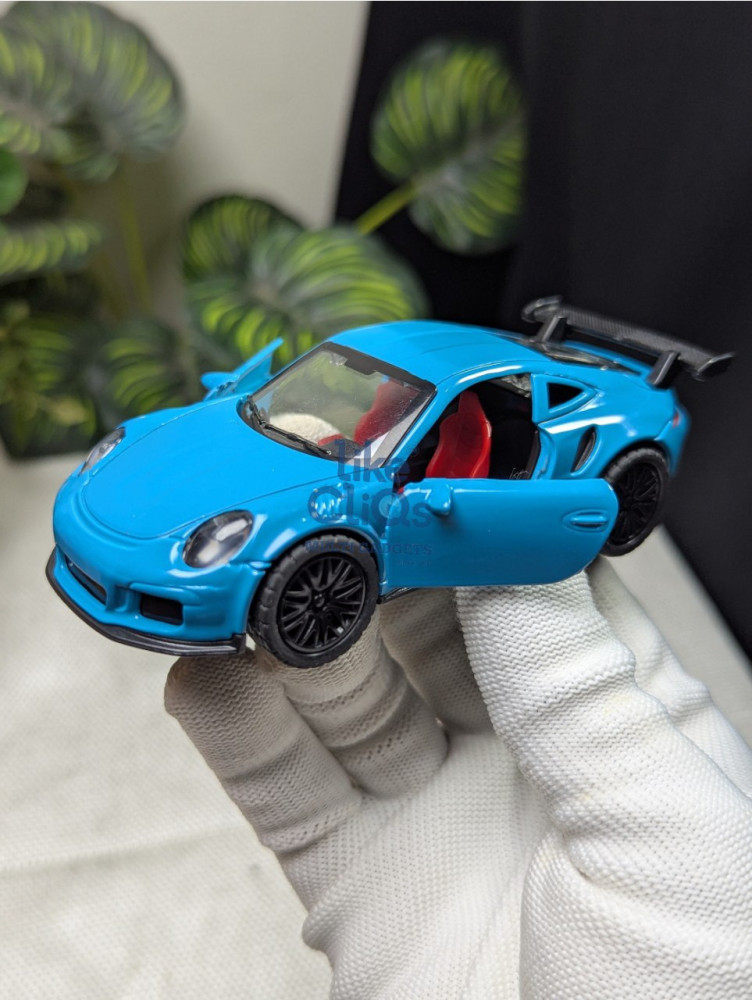 Bring the thrill of the Porsche 911 home with this 1:36 scale metal miniature