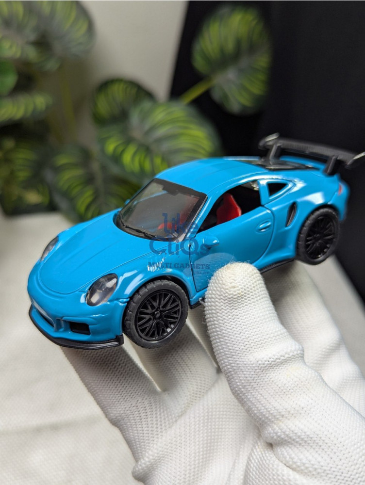 Bring the thrill of the Porsche 911 home with this 1:36 scale metal miniature