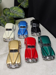 Step into classic elegance with this 1:32 scale Cadillac Fleetwood metal miniature