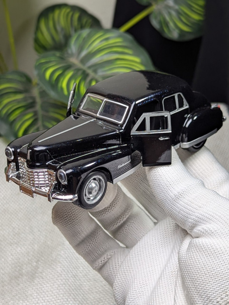 Step into classic elegance with this 1:32 scale Cadillac Fleetwood metal miniature