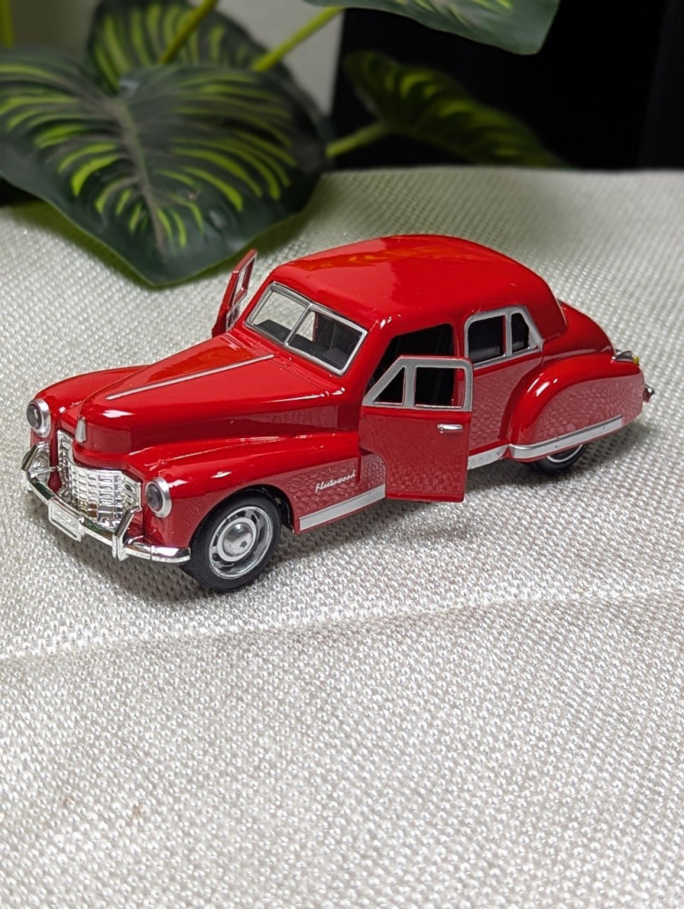 Step into classic elegance with this 1:32 scale Cadillac Fleetwood metal miniature