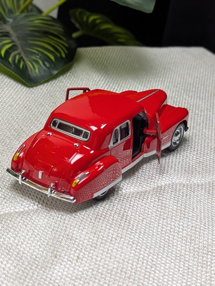 Step into classic elegance with this 1:32 scale Cadillac Fleetwood metal miniature