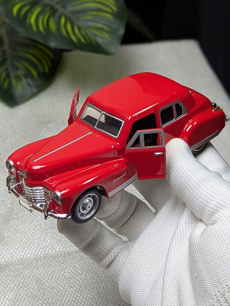 Step into classic elegance with this 1:32 scale Cadillac Fleetwood metal miniature
