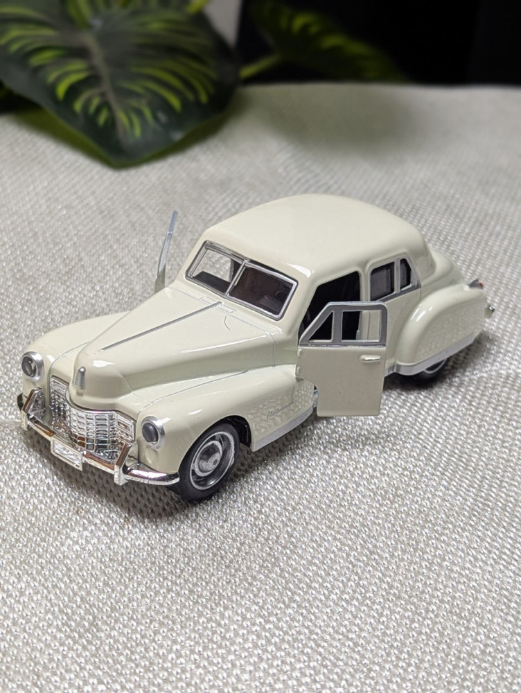 Step into classic elegance with this 1:32 scale Cadillac Fleetwood metal miniature
