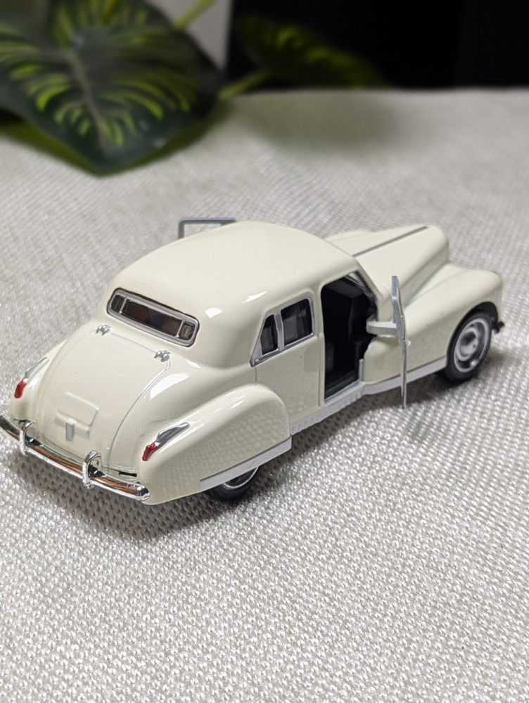 Step into classic elegance with this 1:32 scale Cadillac Fleetwood metal miniature