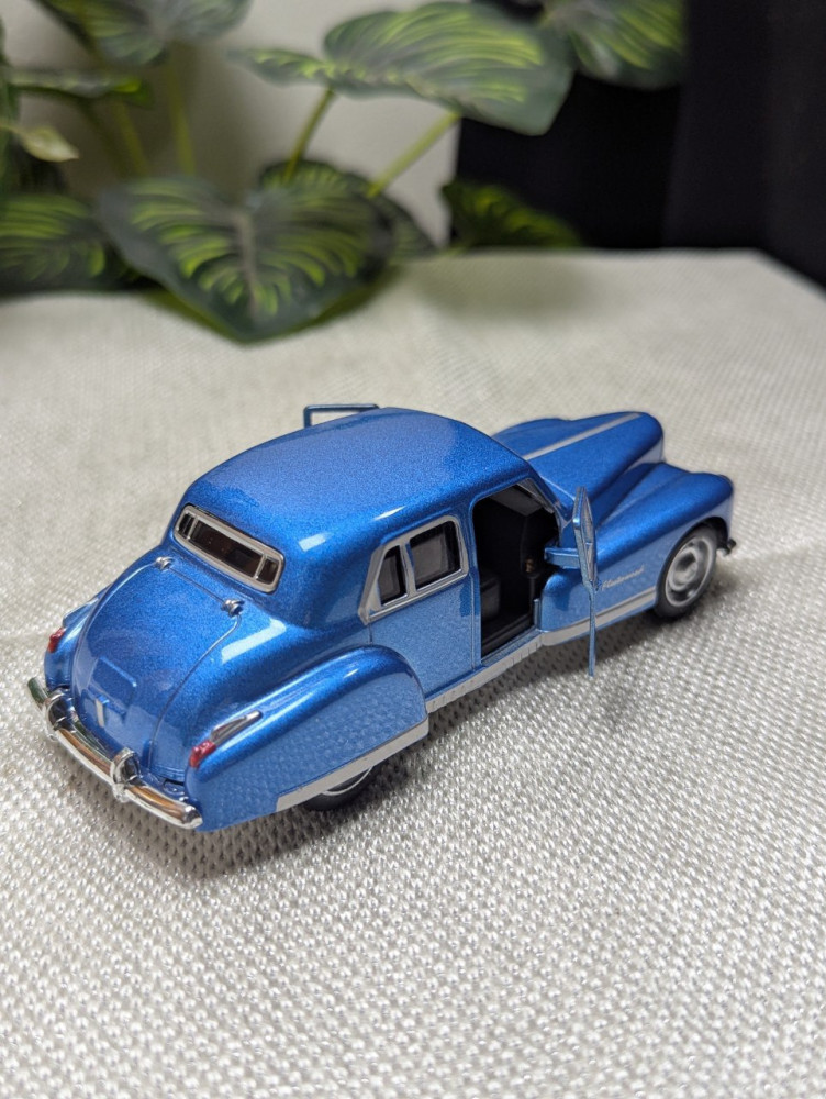 Step into classic elegance with this 1:32 scale Cadillac Fleetwood metal miniature