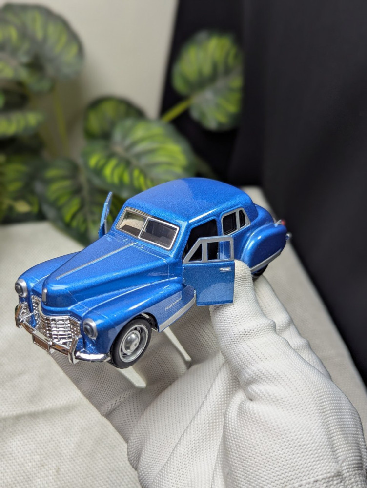Step into classic elegance with this 1:32 scale Cadillac Fleetwood metal miniature