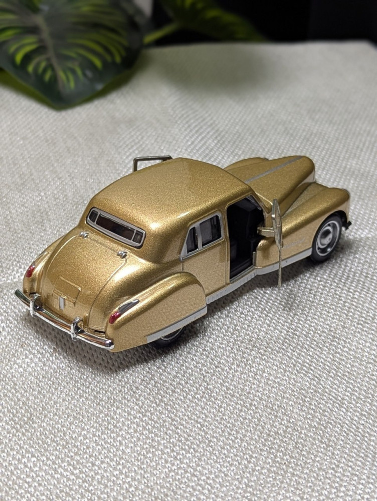 Step into classic elegance with this 1:32 scale Cadillac Fleetwood metal miniature