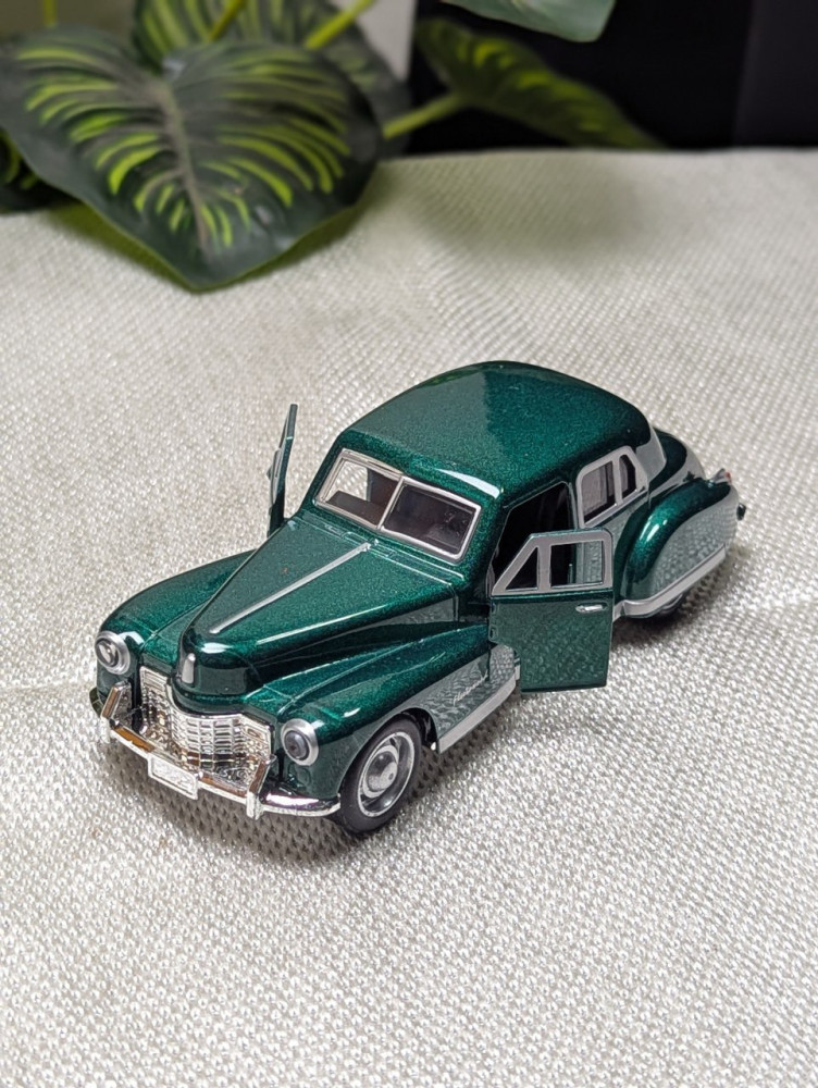 Step into classic elegance with this 1:32 scale Cadillac Fleetwood metal miniature