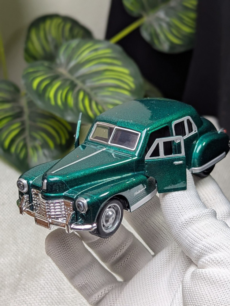 Step into classic elegance with this 1:32 scale Cadillac Fleetwood metal miniature