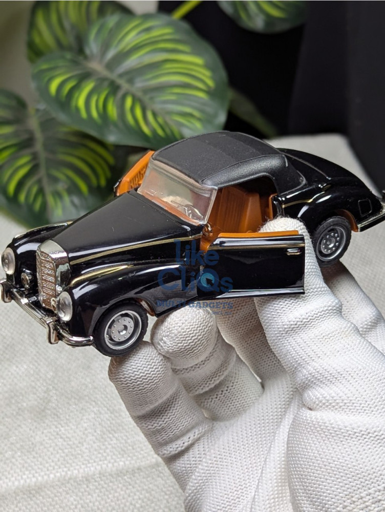 Cruise in classic luxury with the Mercedes-Benz 300S Cabriolet 1:32 scale miniature