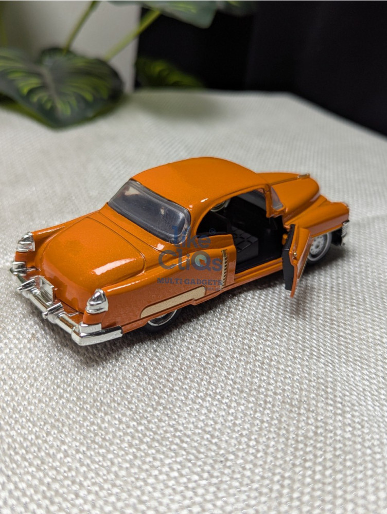 Step back in time with this 1:32 scale vintage Cadillac metal miniature