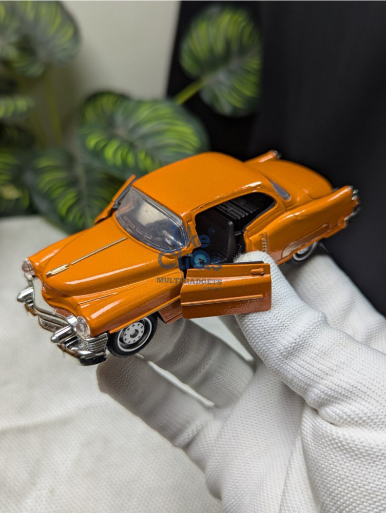 Step back in time with this 1:32 scale vintage Cadillac metal miniature