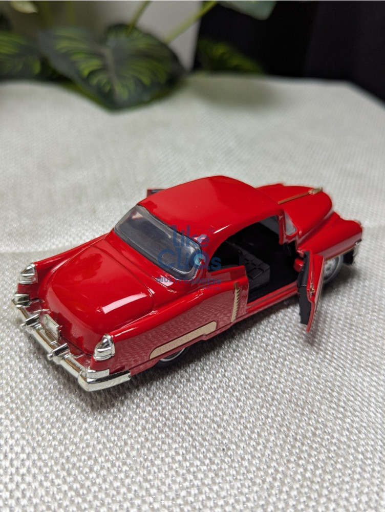 Step back in time with this 1:32 scale vintage Cadillac metal miniature