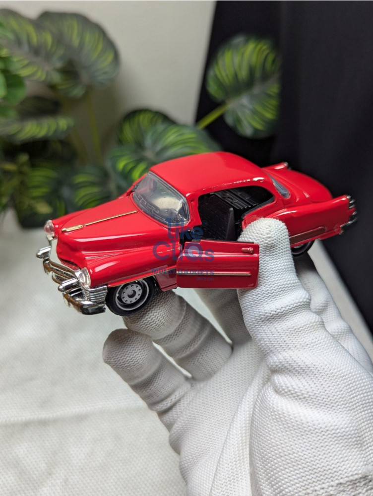 Step back in time with this 1:32 scale vintage Cadillac metal miniature