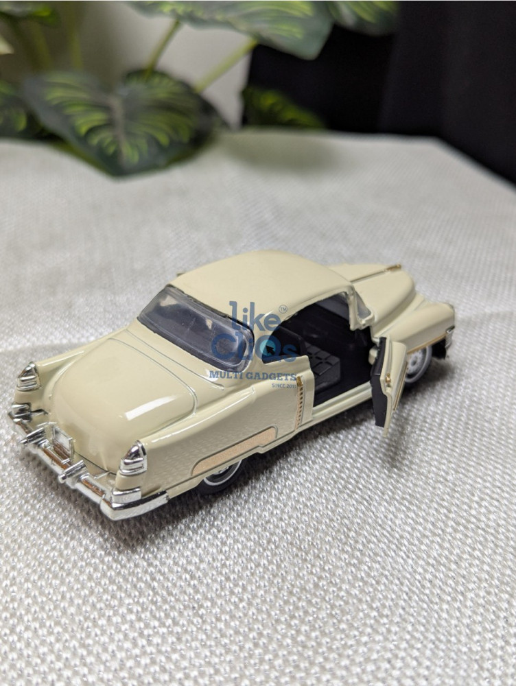 Step back in time with this 1:32 scale vintage Cadillac metal miniature
