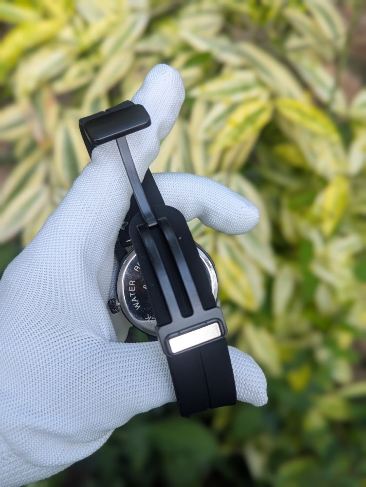 Elevate your style with this premium magnetic watch! (BLACK)