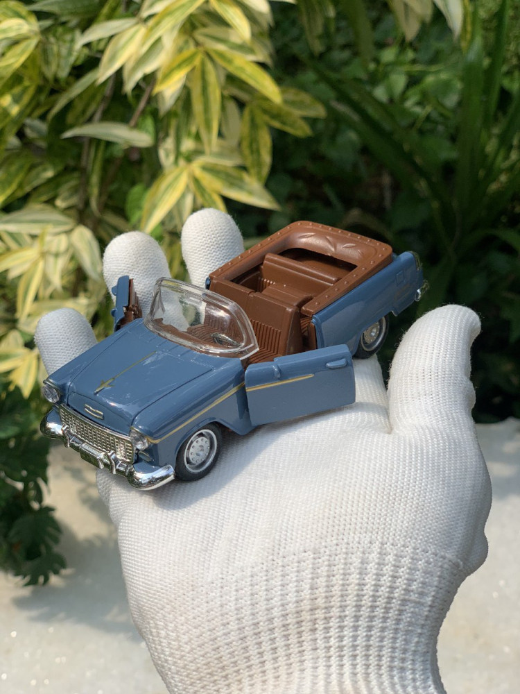 1:32 Scale Classic Chevy Convertible - Cruisin' in Style