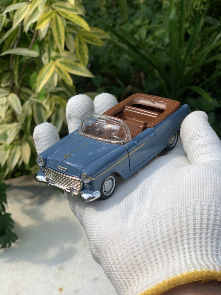 1:32 Scale Classic Chevy Convertible - Cruisin' in Style