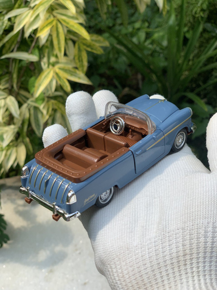 1:32 Scale Classic Chevy Convertible - Cruisin' in Style