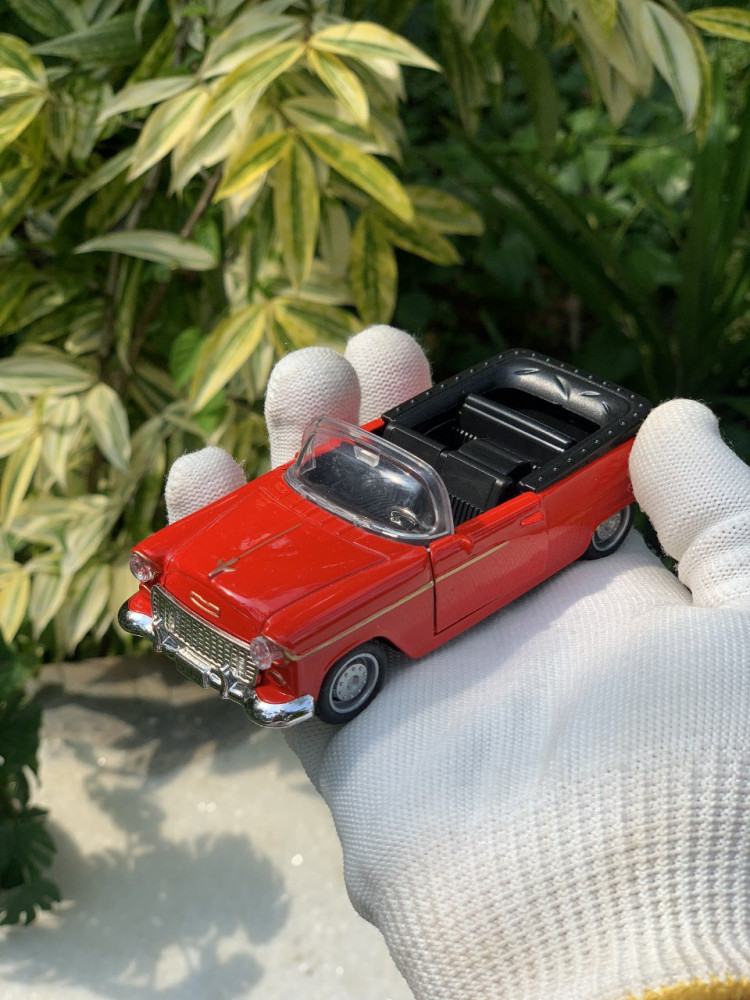 1:32 Scale Classic Chevy Convertible - Cruisin' in Style