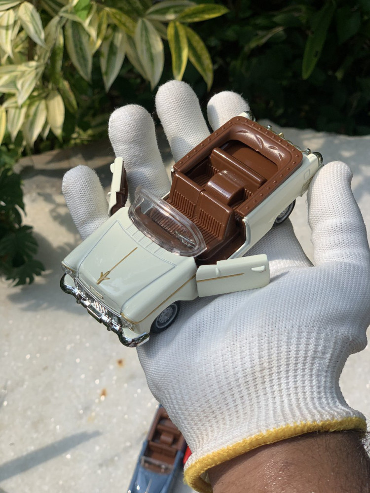 1:32 Scale Classic Chevy Convertible - Cruisin' in Style