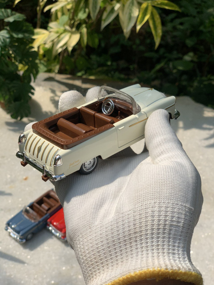 1:32 Scale Classic Chevy Convertible - Cruisin' in Style