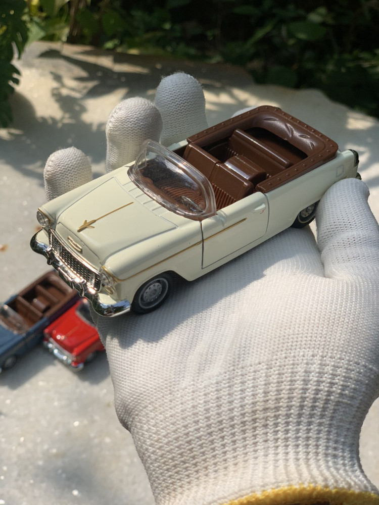 1:32 Scale Classic Chevy Convertible - Cruisin' in Style