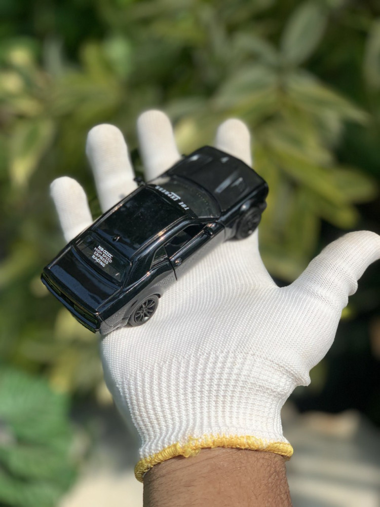 Bring home the power of American muscle with this 1:36 Scale Dodge Challenger miniature