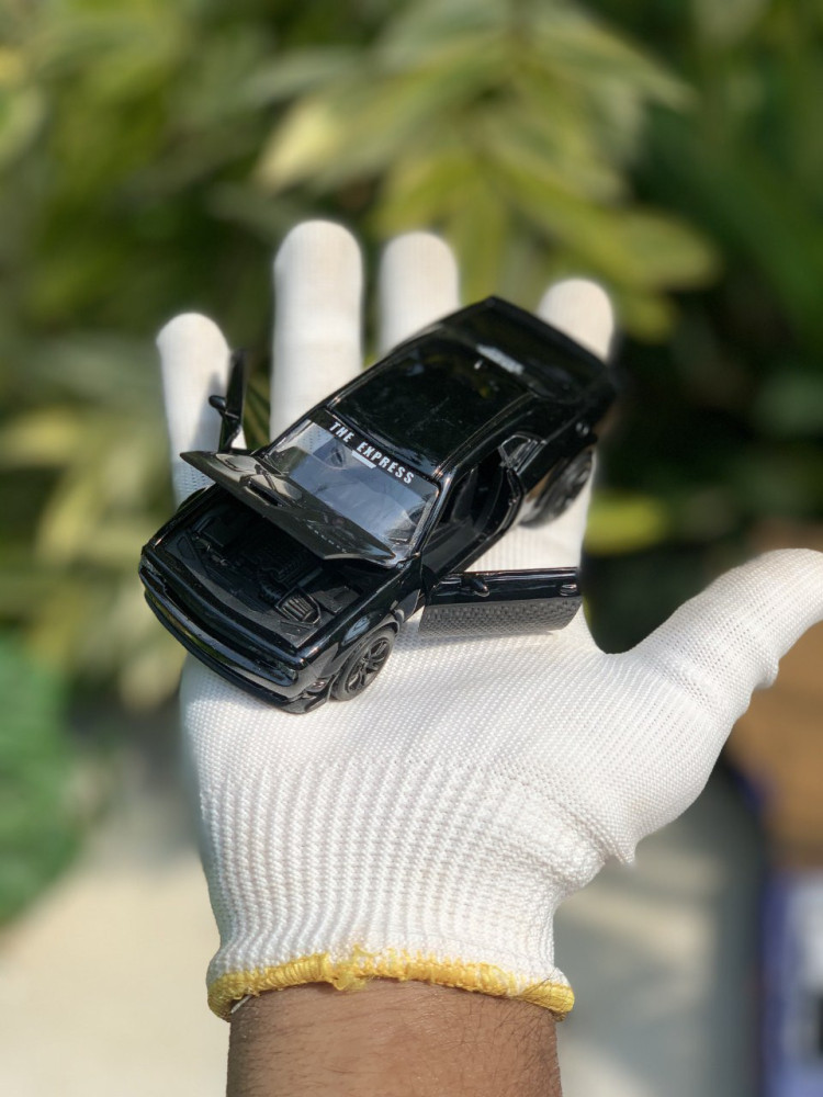 Bring home the power of American muscle with this 1:36 Scale Dodge Challenger miniature