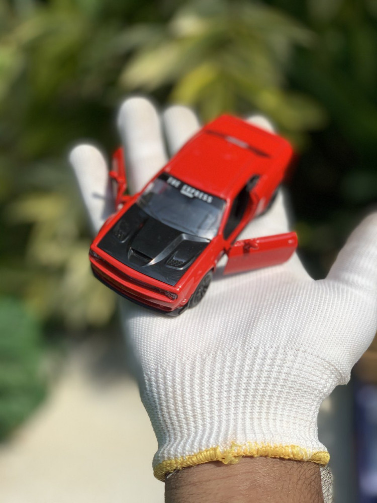 Bring home the power of American muscle with this 1:36 Scale Dodge Challenger miniature